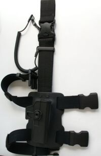 Kabura taktyczna do pistoletu Glock 17 z oświetleniem.